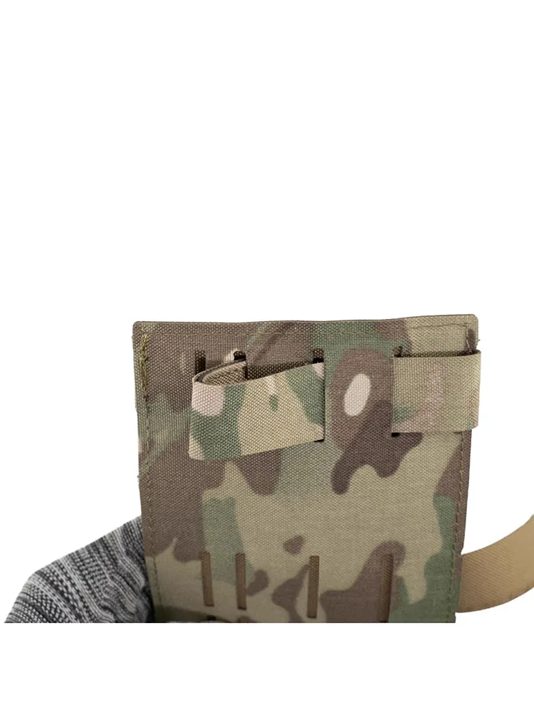 Placa con apariencia camuflada para integrarse al chaleco/mochila