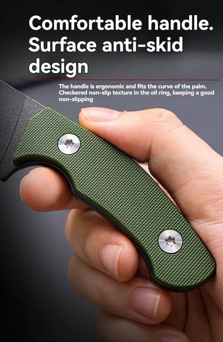 Cuchillo en mano mostrando su tamaño y ergonomía