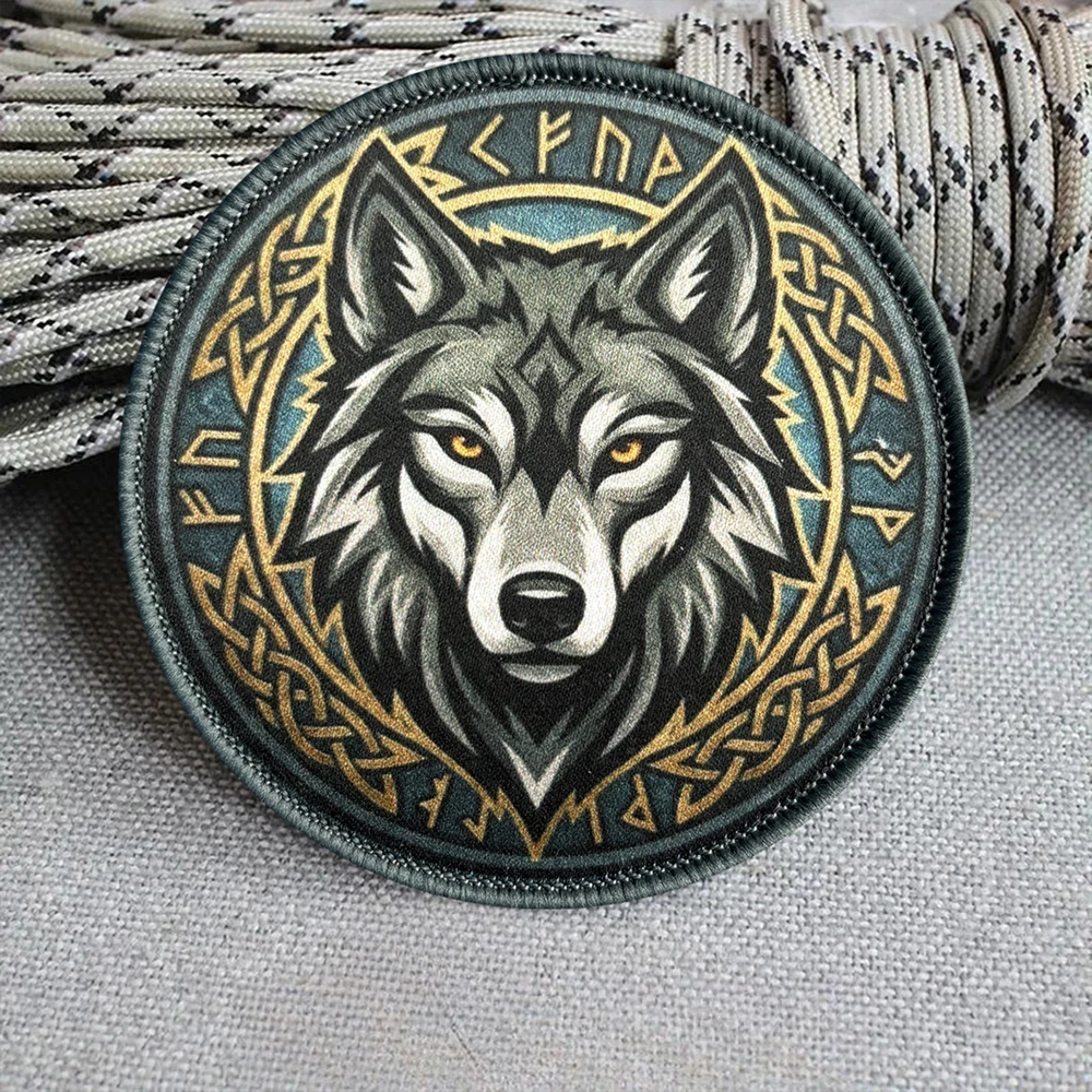 Parche táctico lobo Fenrir con runas vikingas gancho y bucle - imagen 4