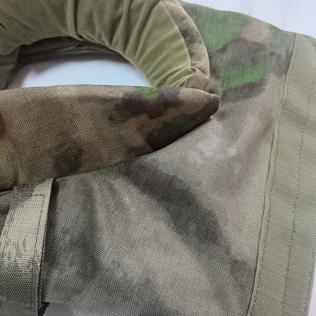 Armadura de hombro y cuello en configuración táctica
