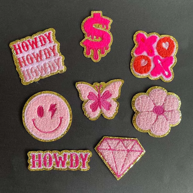 Parche chenilla bordado rosa Howdy con flor y mariposa