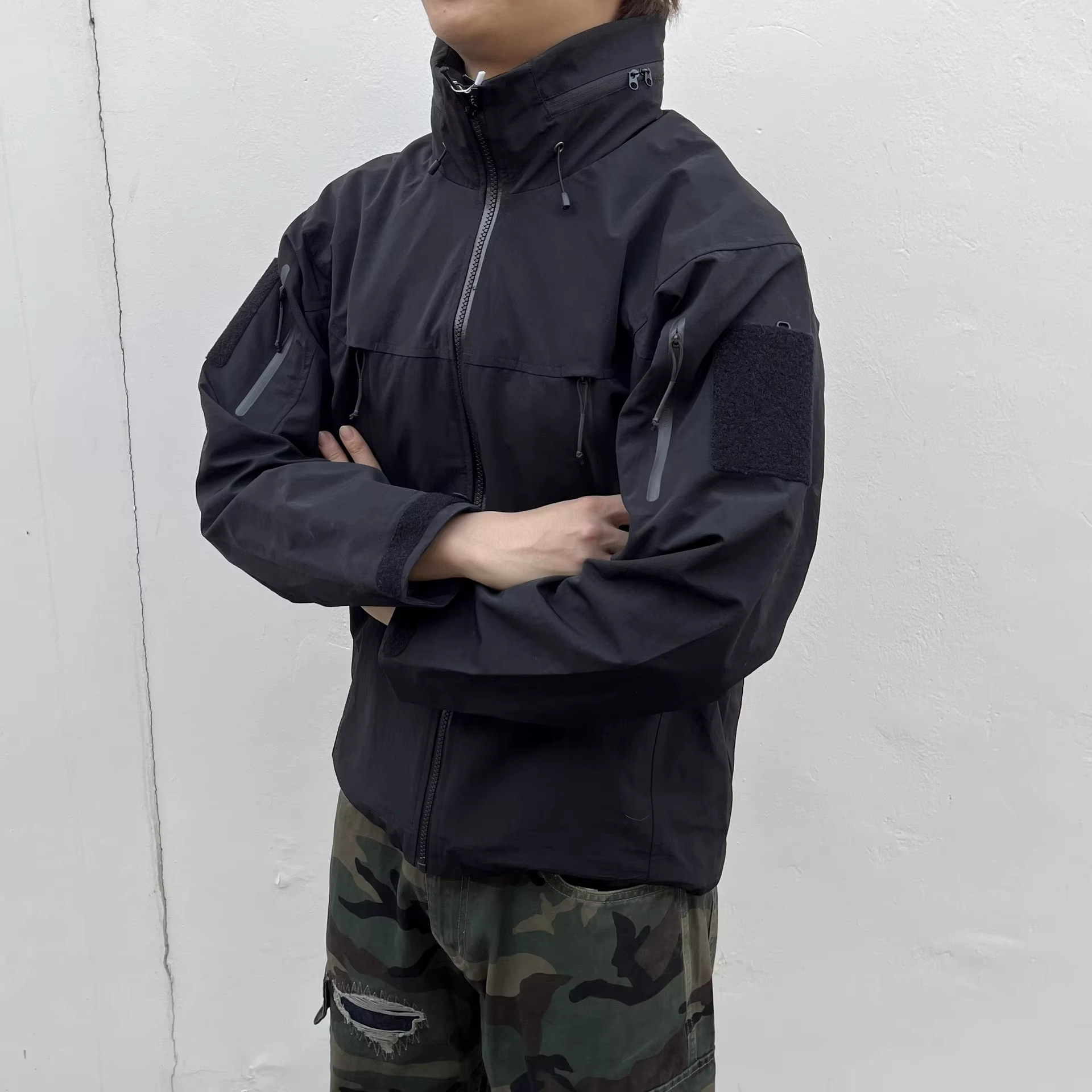 Chaqueta de plumón con capucha en color verde oscuro