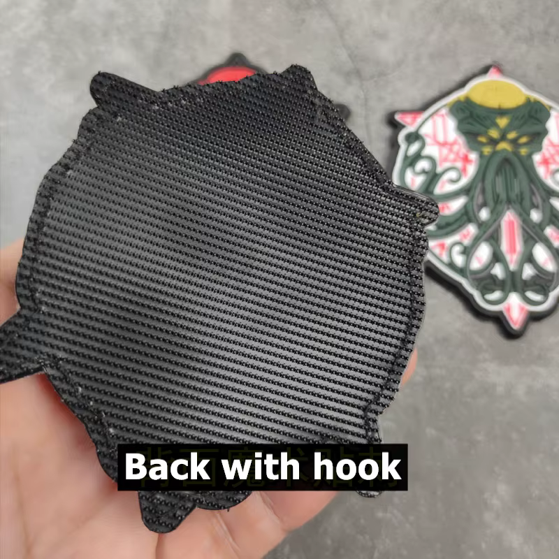 Parche 3D Cthulhu con efecto glow – PVC para mochilas y equipamiento - imagen 4