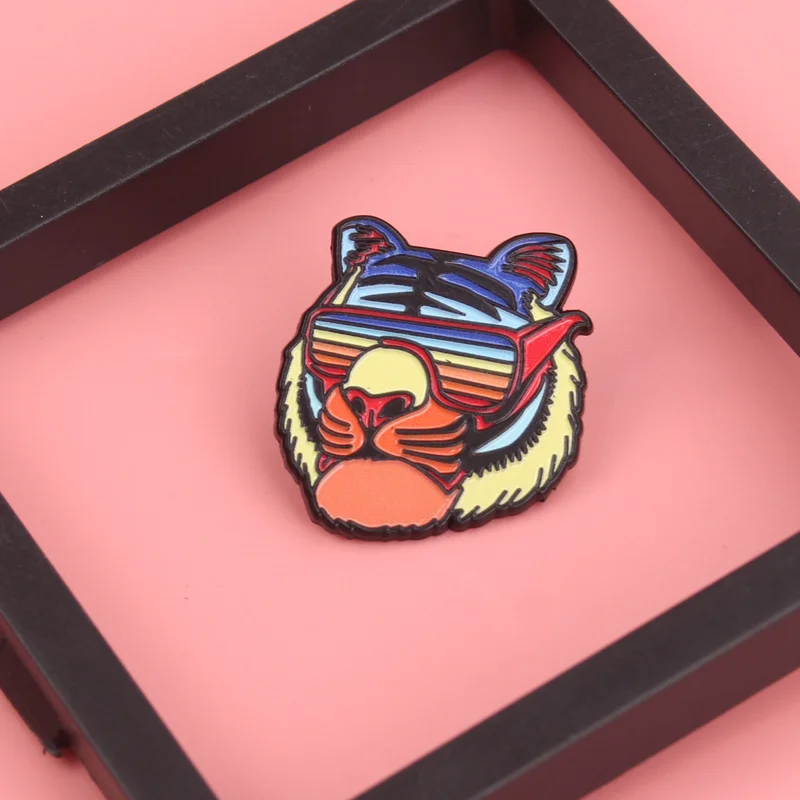 Retro Riot Tiger Pin visera táctica neón con ondas eléctricas - imagen 3