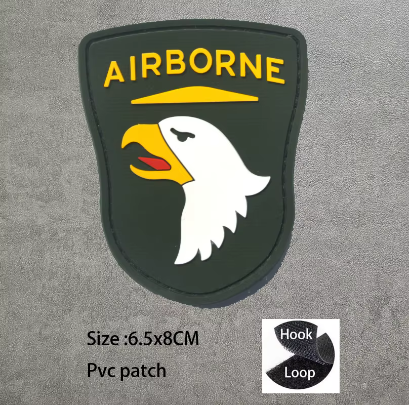 Parche militar colocado en una chaqueta táctica