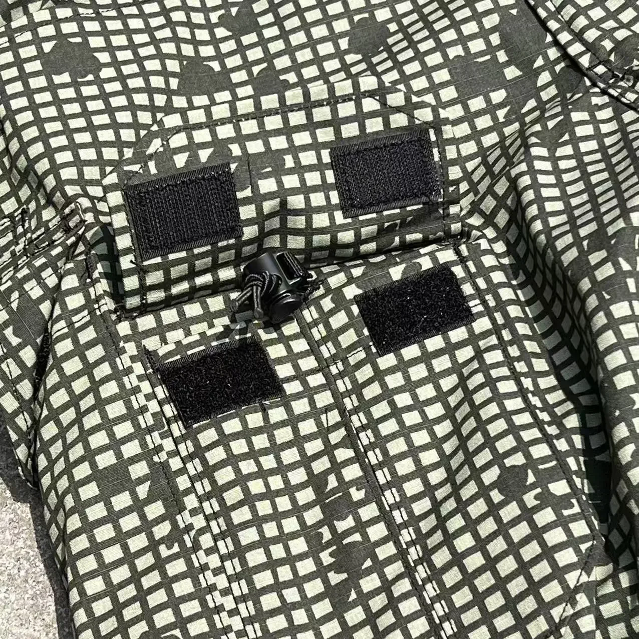 Pantalón táctico en camuflaje nocturno