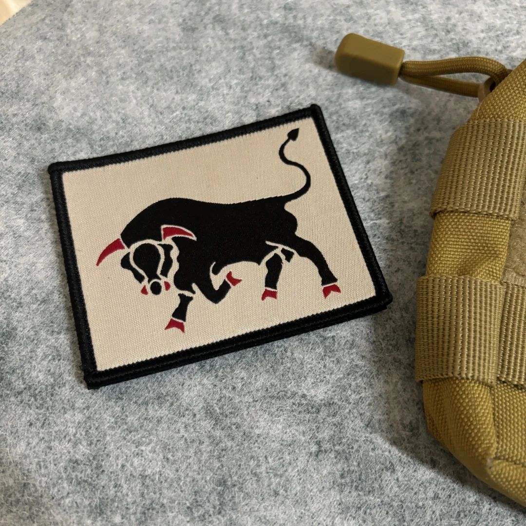 I TREAD Parche táctico toro negro bordado MOLLE – Moral militar - imagen 4