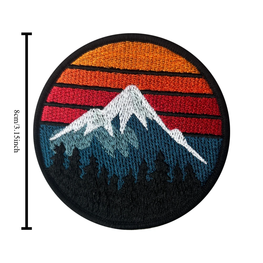 Badge de camping al atardecer con estilo vintage
