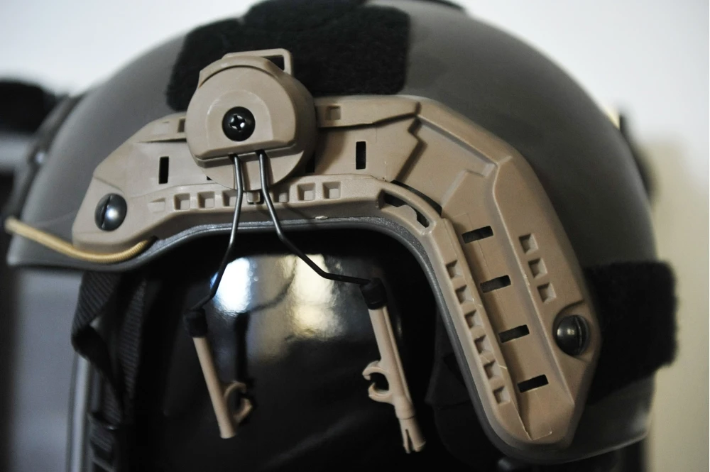 Adaptador de carril táctico FMA para casco Comtec - imagen 3