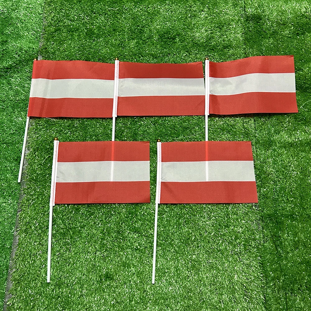 Bandera austriaca de mano mostrando diseño y poste de plástico