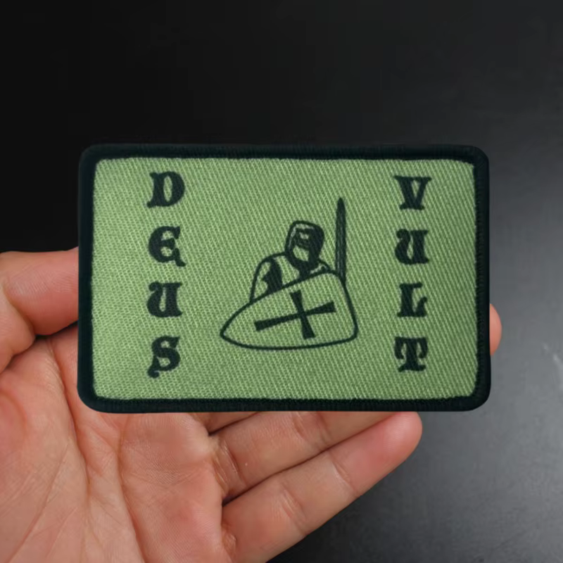 Detalle del parche estampado militar “Deus Vult”