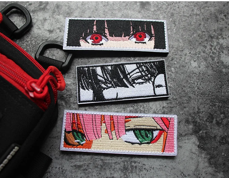Parche de anime con ojos de niña y pelo rojo bordado