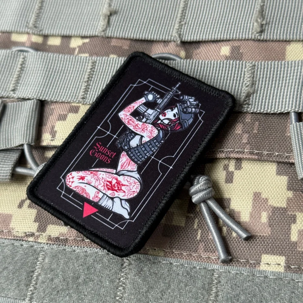 Parche Táctico Chica Tatuada con Velcro MOLLE – Moral para Casco y Mochila - imagen 5