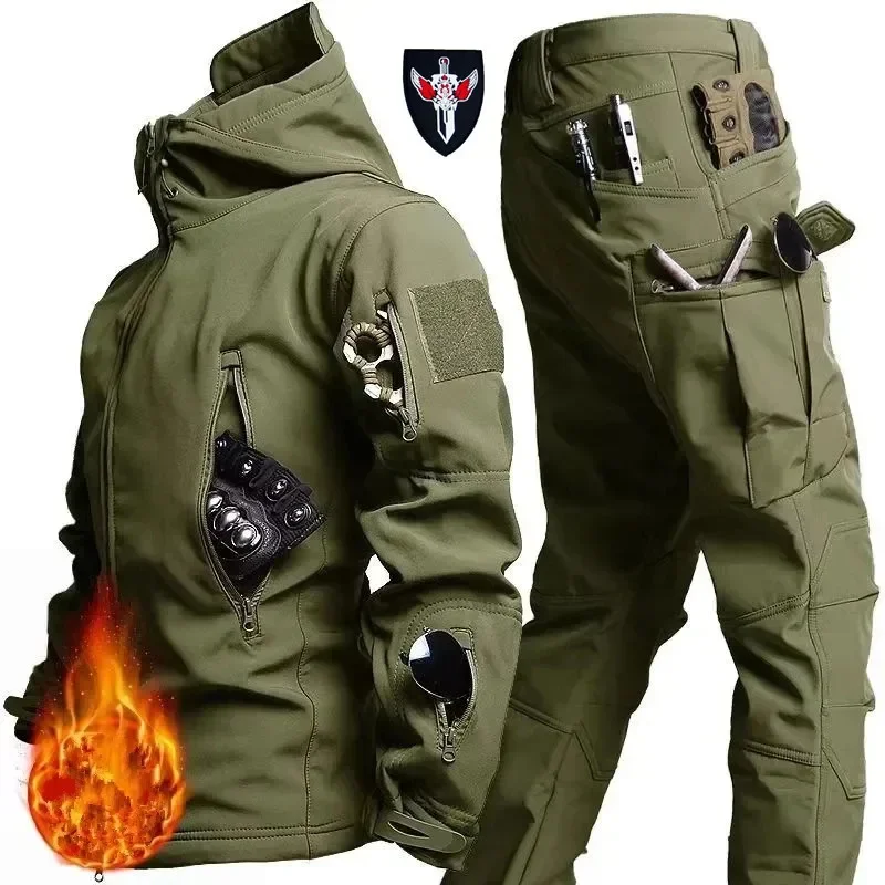 Chaqueta táctica con capucha y bolsillos