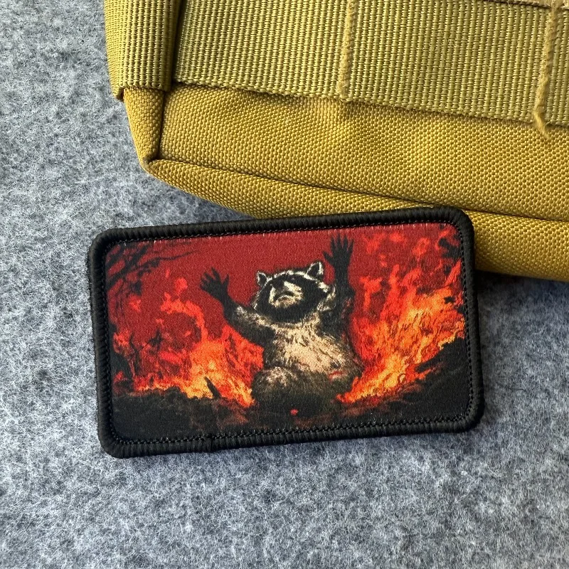 Parche táctico velcro mapache en llamas para brazalete y mochila - imagen 2