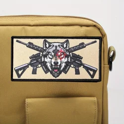 Parche táctico lobo pistolas cruzadas moral con gancho y bucle