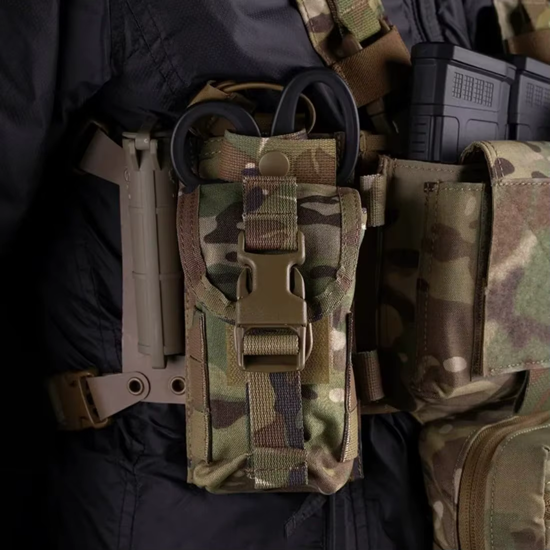 Sistema de fijación MOLLE y ranura para tijeras