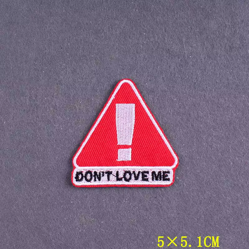 Parches como insignias en mochila
