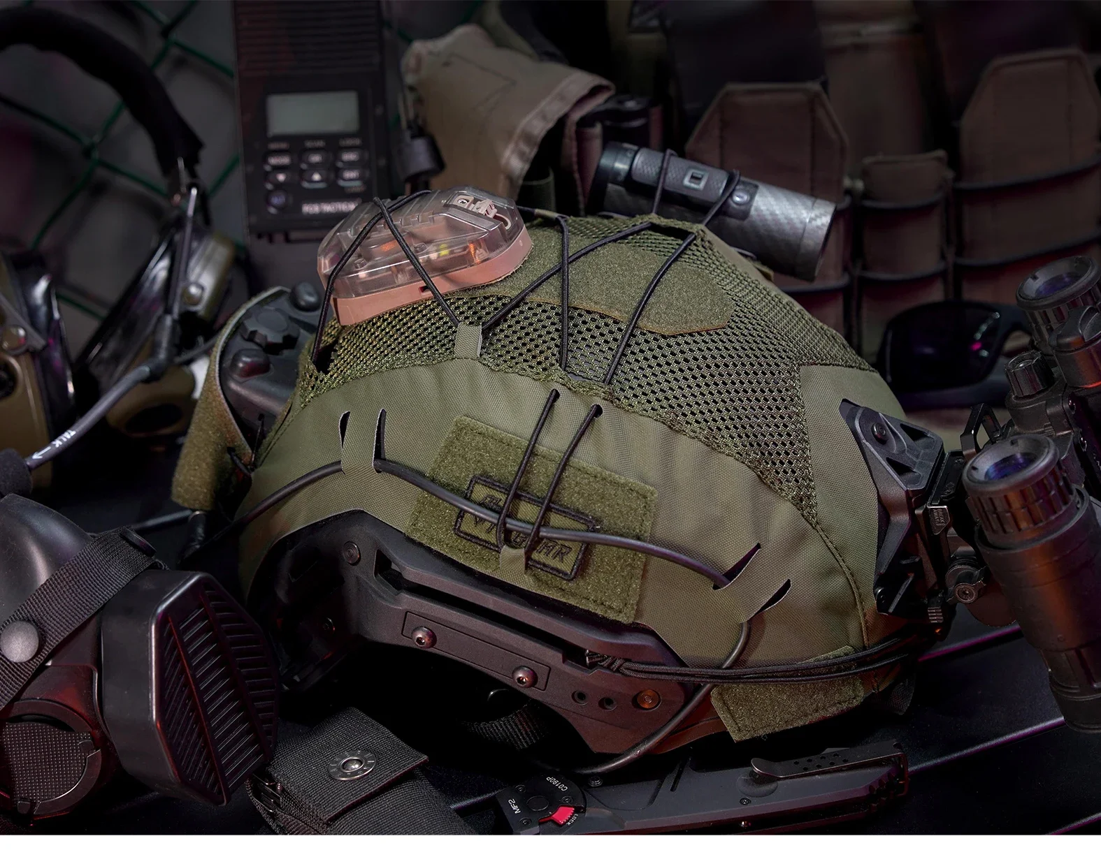 Funda de casco táctico D.M.GEAR Wendy en uso