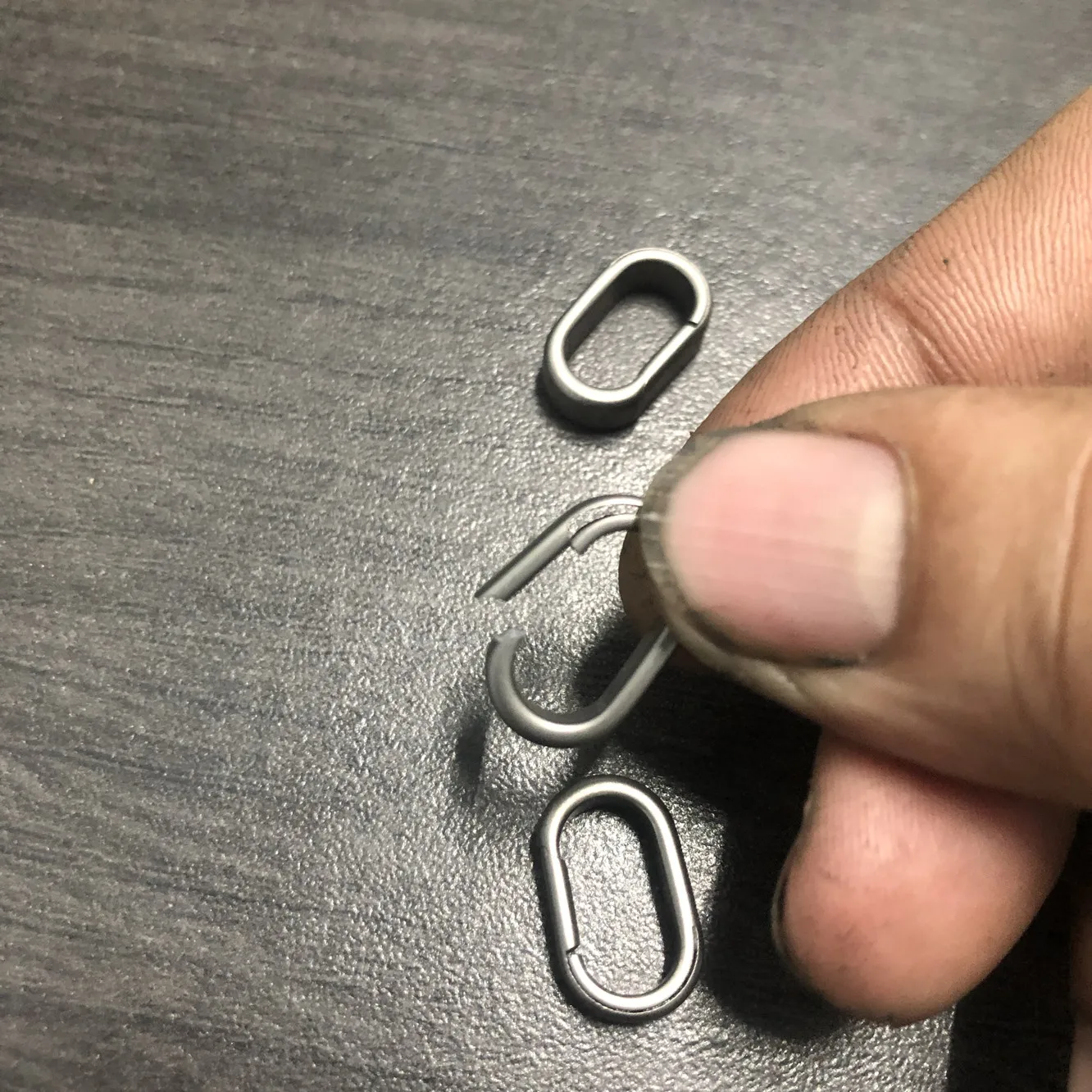 Llavero táctico anilla de titanio para colgar llaves y accesorios - imagen 4