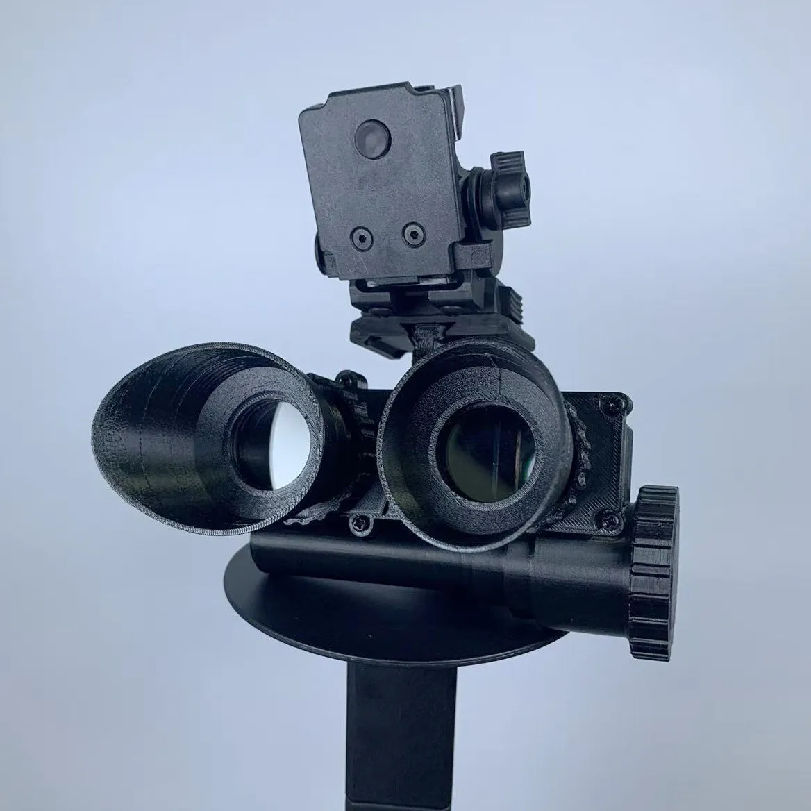Detalle del montaje en el casco tipo NVG