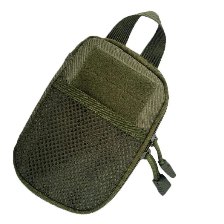 Detalle de las correas Molle y la cremallera