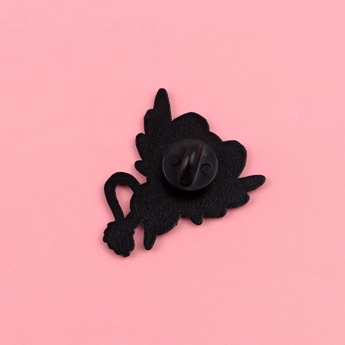 Pin de solapa en acabado metálico para decoración de ropa