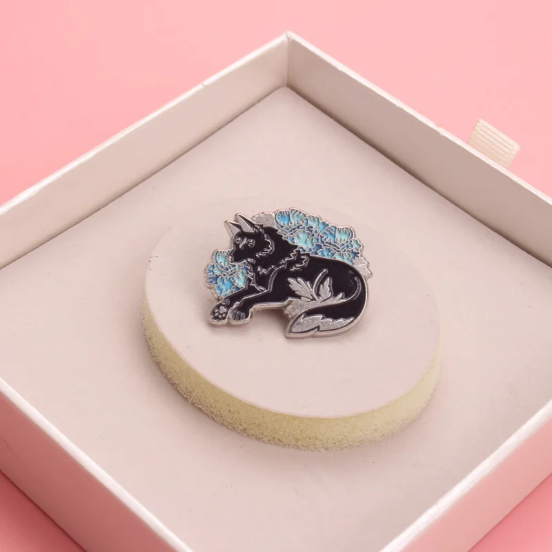 Broche de lobo con flores azules, estilo fantasía y naturaleza - imagen 2