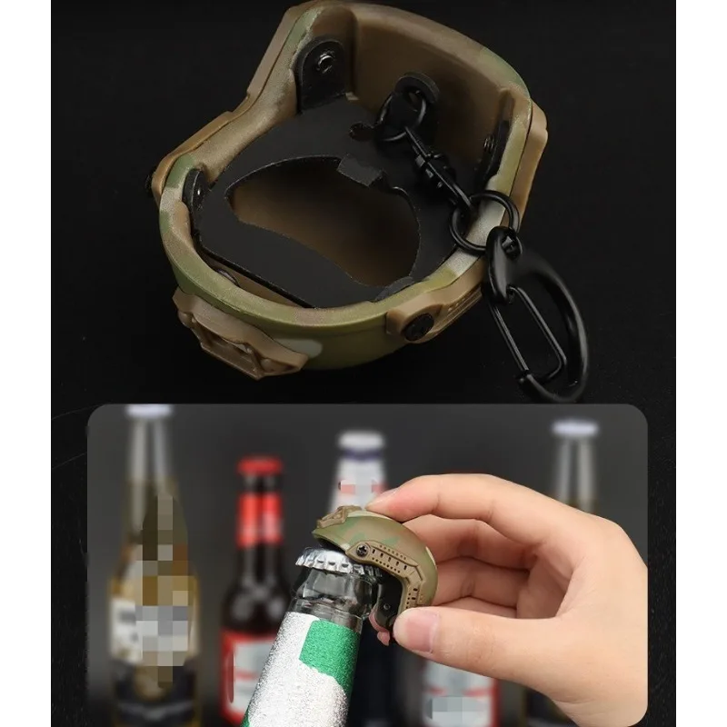Llavero táctico abrebotellas mini con casco y colgante de mochila - imagen 4