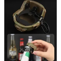 Llavero táctico abrebotellas mini con casco y colgante de mochila