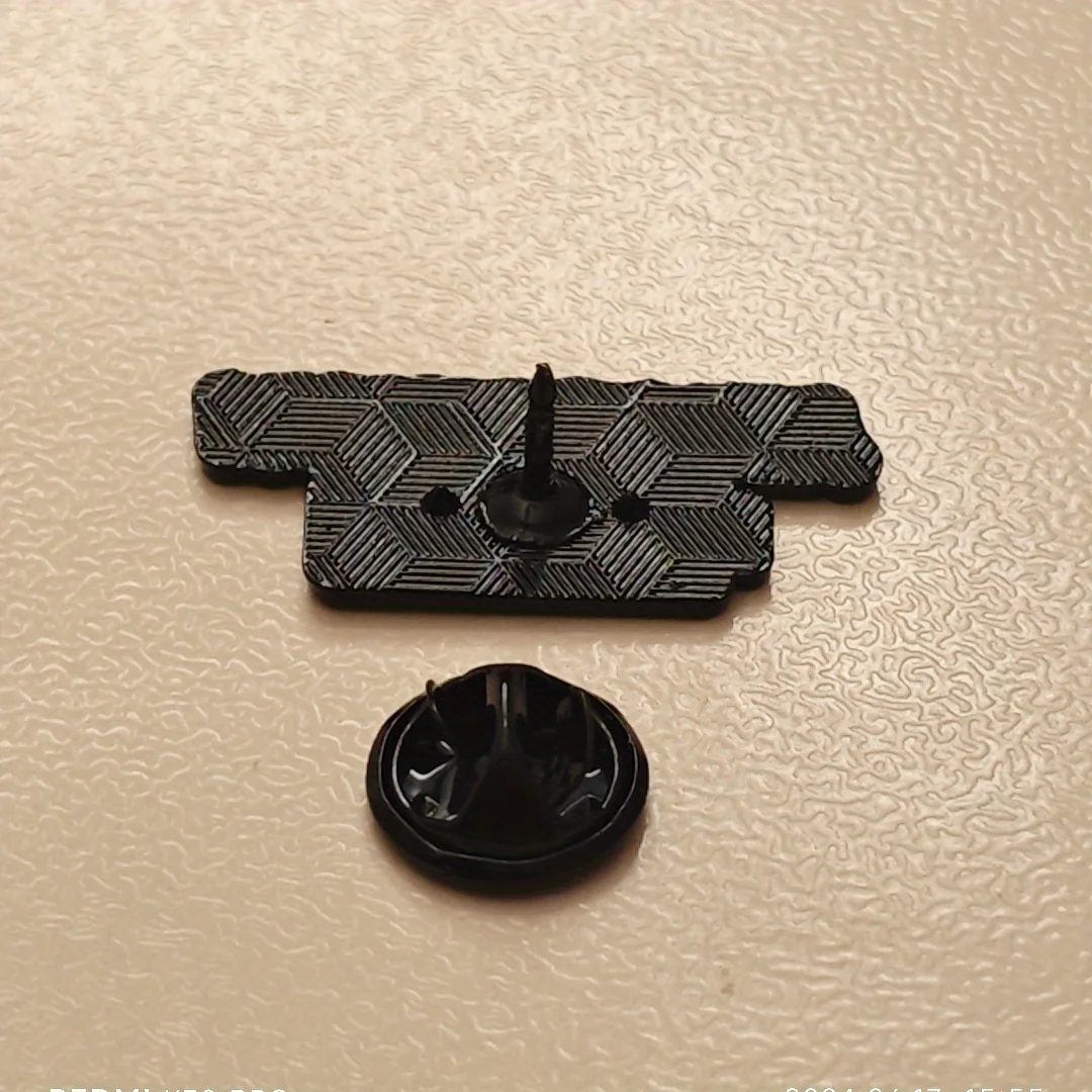 Broche de metal moderno único, pin de solapa unisex - imagen 4