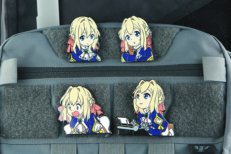 Parches de metal Violet Evergarden con diferentes expresiones