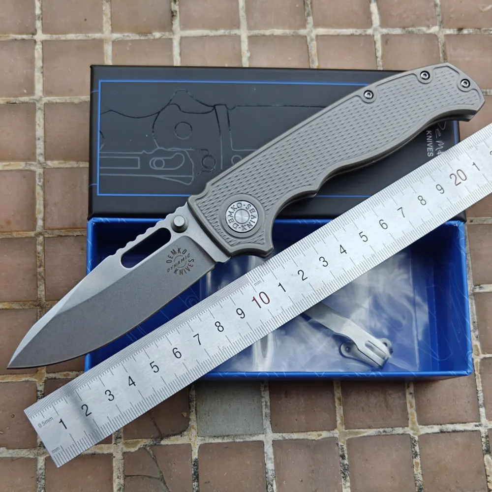 Vista general del Cuchillo Ad20S con mango de titanio y hoja stonewashed