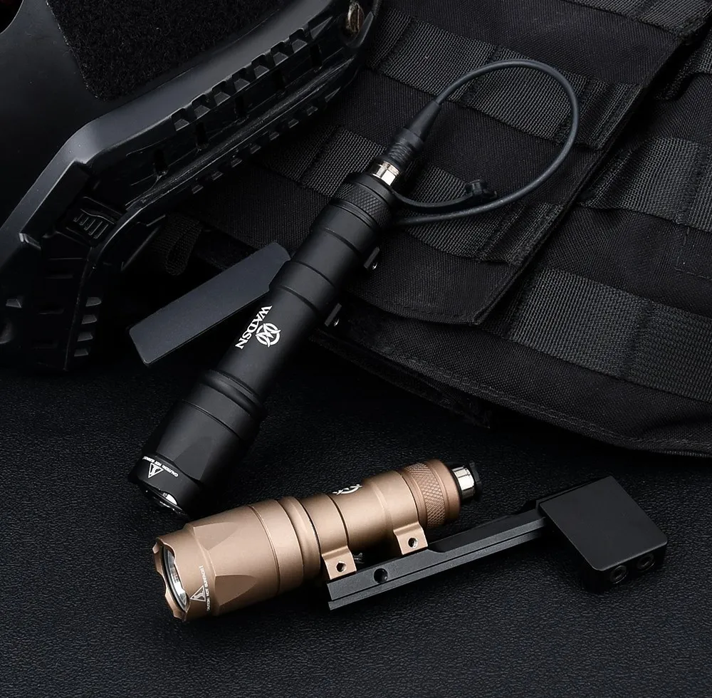 Linterna Wadsn montada en arma con sistema Picatinny