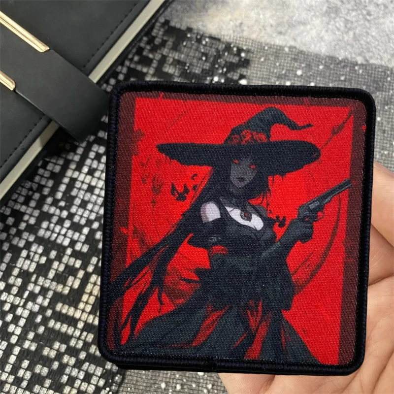 Parches militares con colores negro y rojo