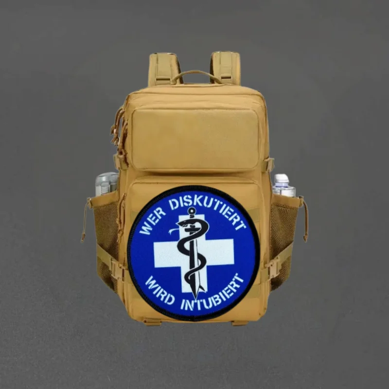Parche médico en mochila de senderismo
