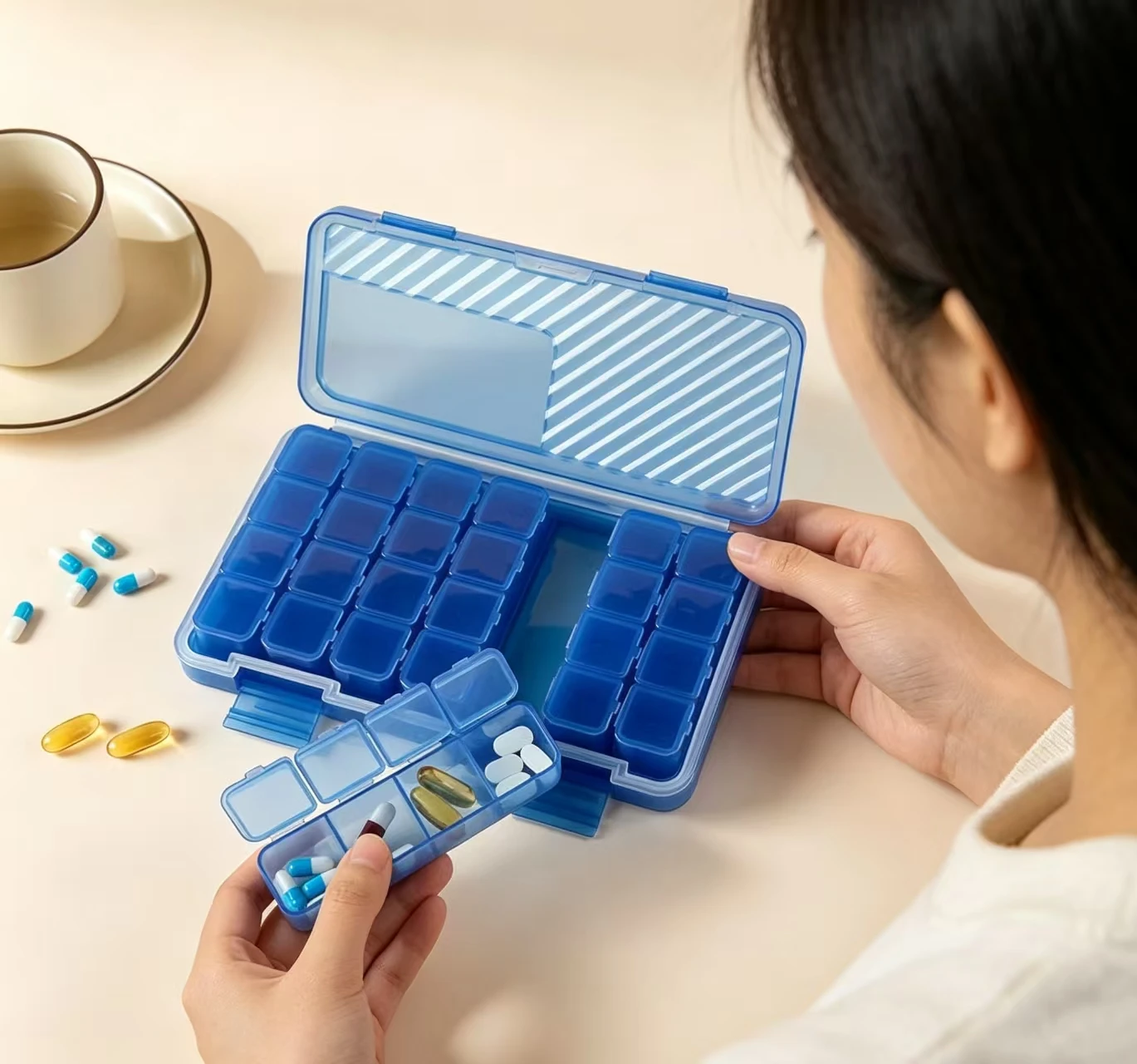 Caja organizadora de medicamentos con compartimentos