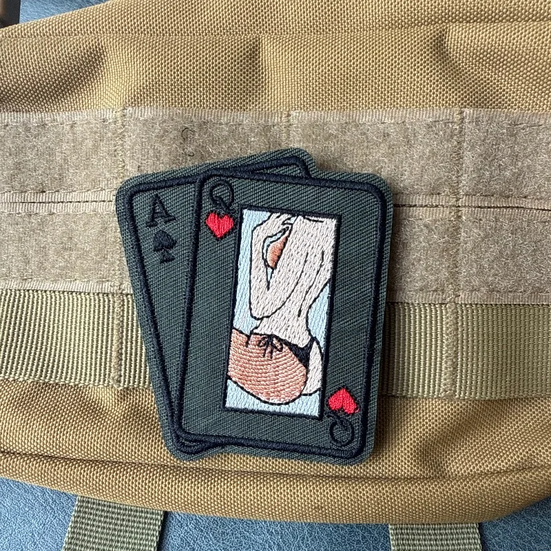 Parche táctico bordado con velcro naipe reina picas y corazón oliva