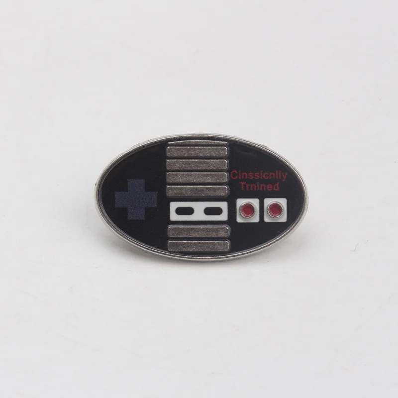 Pin táctico esmaltado vintage con controlador retro – broche mochila - imagen 3