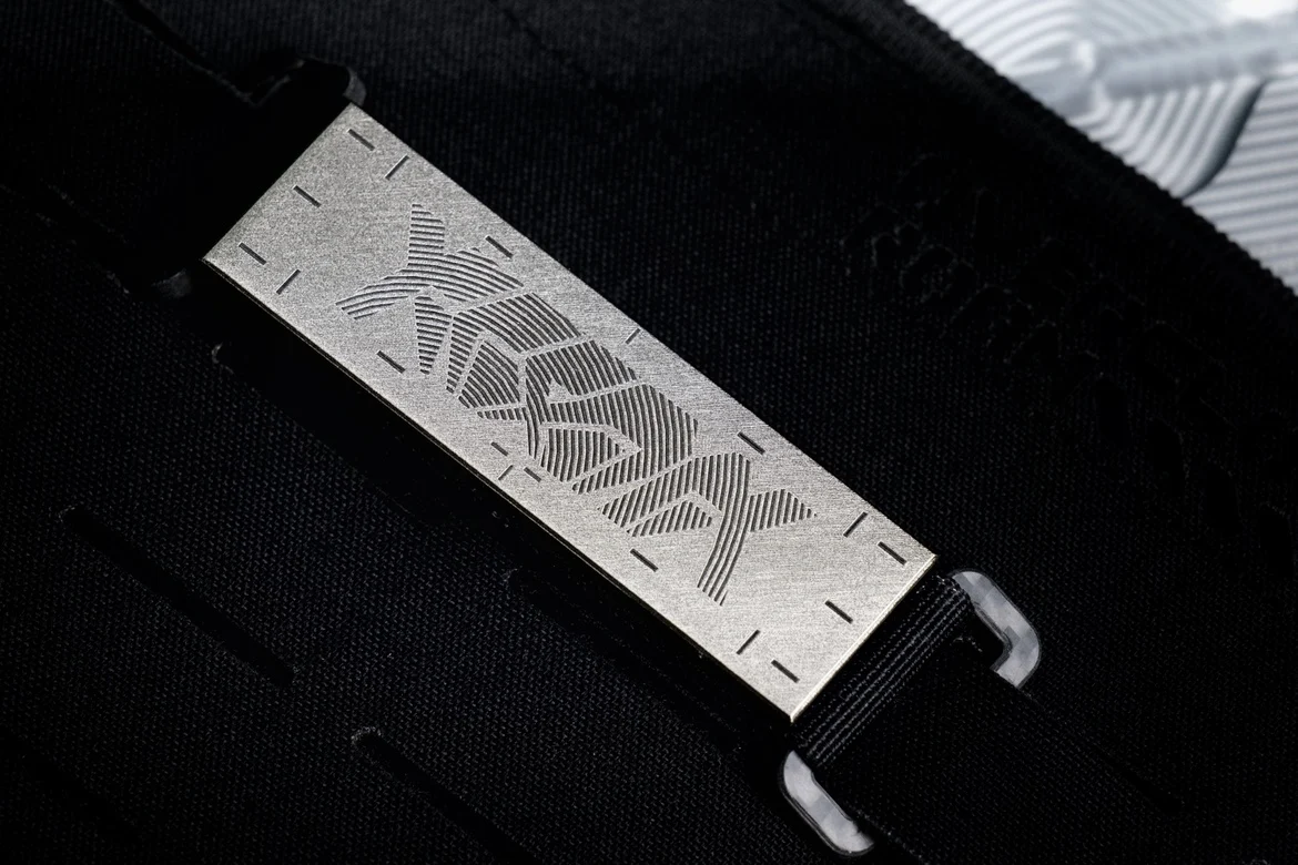 Tira rectangular de titanio sobre una mochila