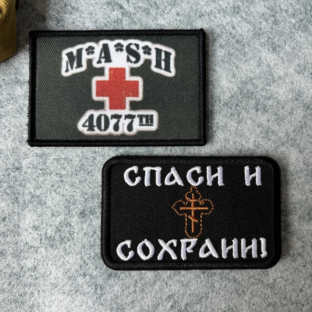 Parche táctico MASH 4077th vista frontal con detalle del emblema