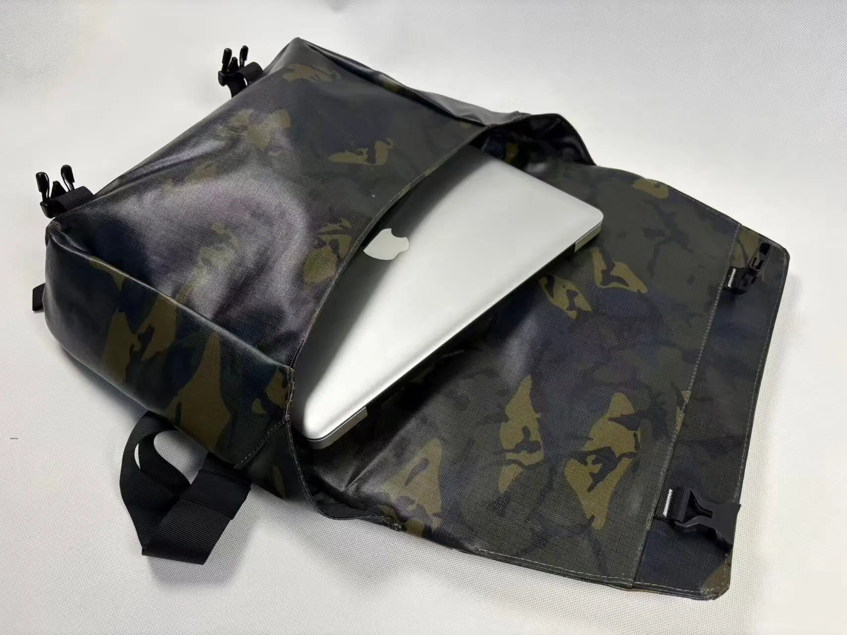 Bolso diagonal 12L para llevar lo esencial en un solo hombro