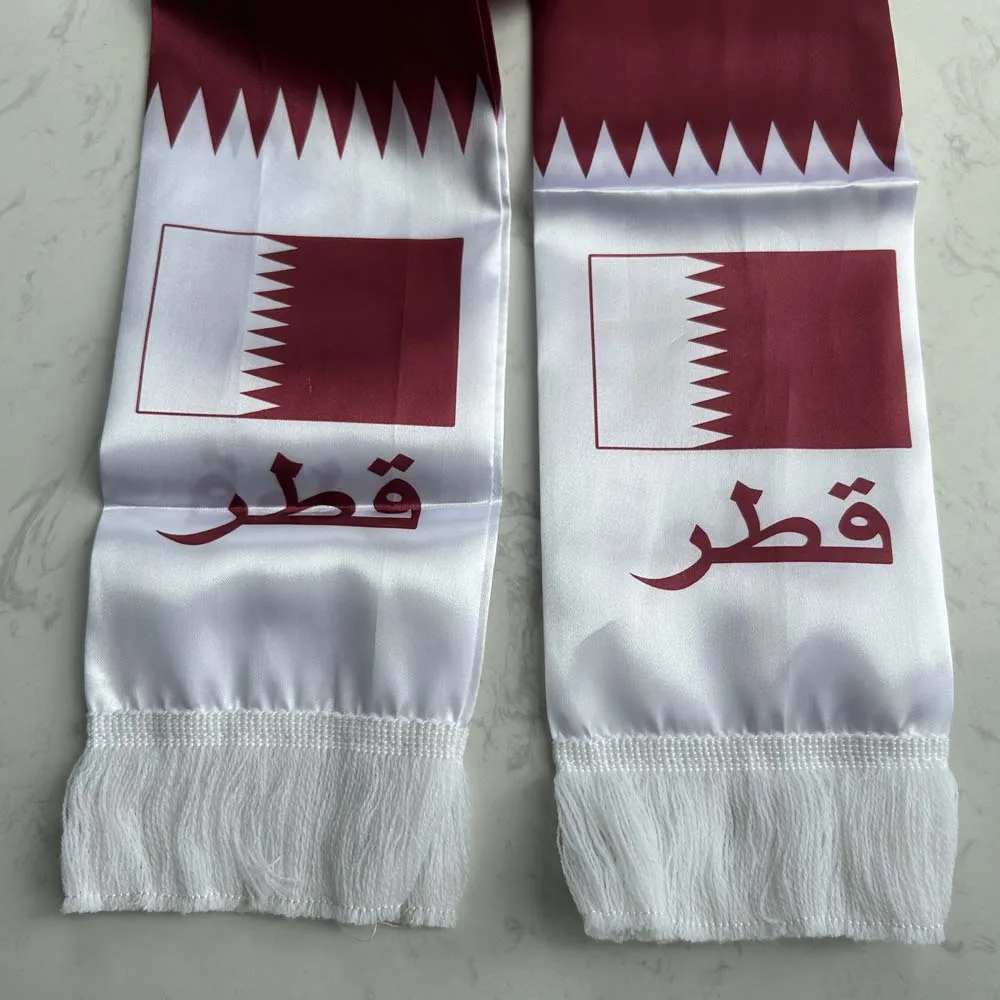 Bufanda Qatar fútbol doble cara satén estampada con borlas - imagen 3