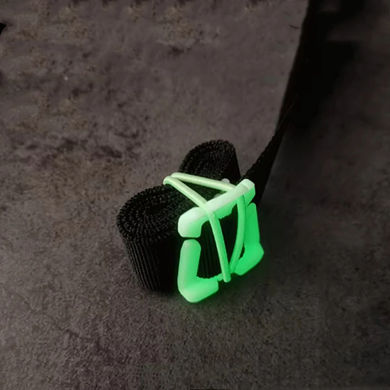 Clip luminoso MOLLE táctico para linternas y gestión de cables - imagen 5