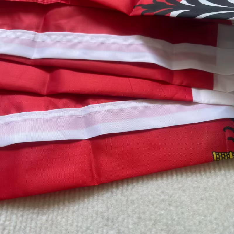 Bandera lista para colgar en ambiente festivo