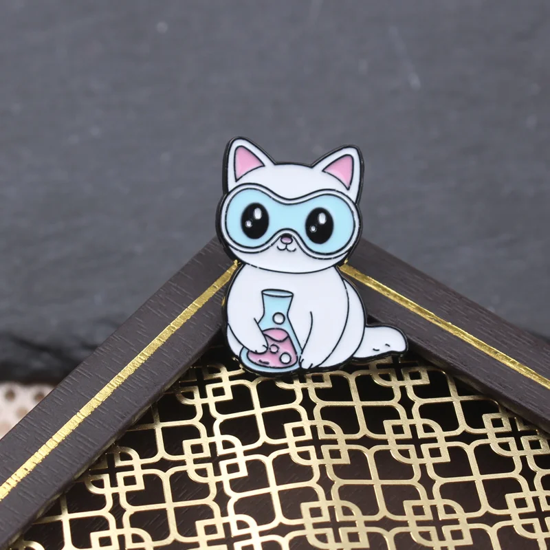 Insignia metálica con acabado de pin: ideal para solapa, chaqueta o mochila