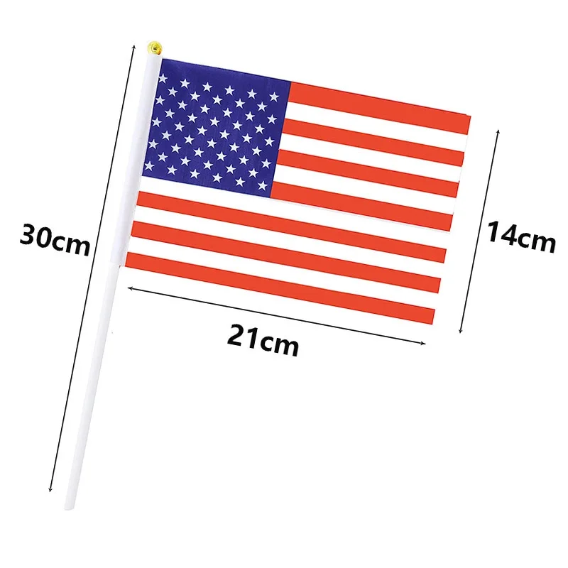 Bandera estadounidense ondulada a mano en uso