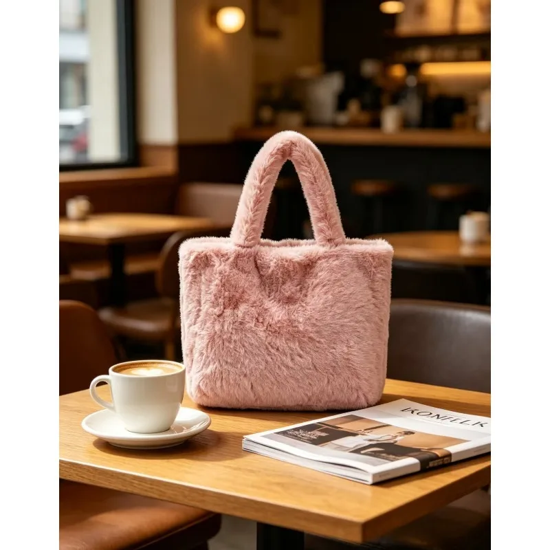 Bolso tote con acabado de pelo sintético