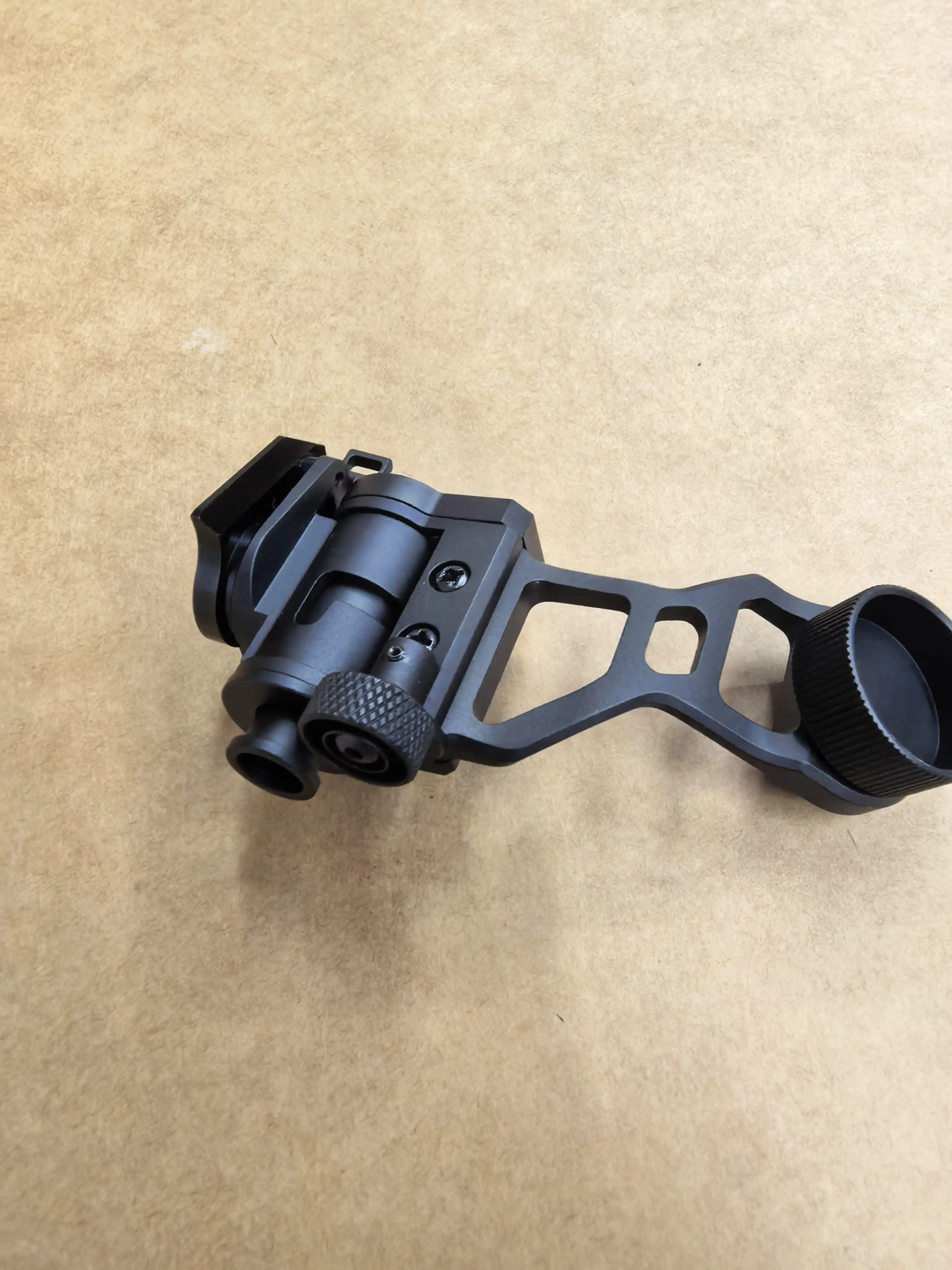 Soporte adaptador PVS-14 en J metálico para casco con puente Dovetail - imagen 3