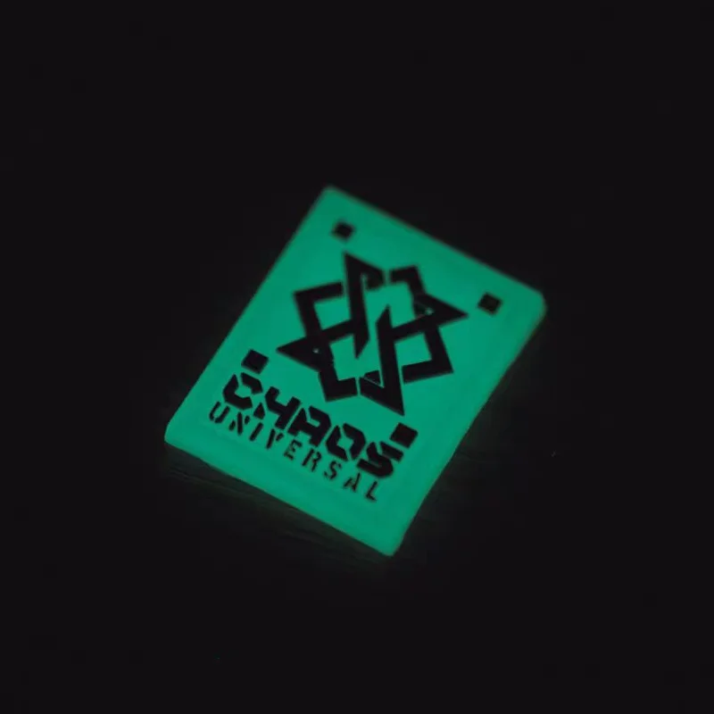 Detalle del brillo del parche en oscuridad